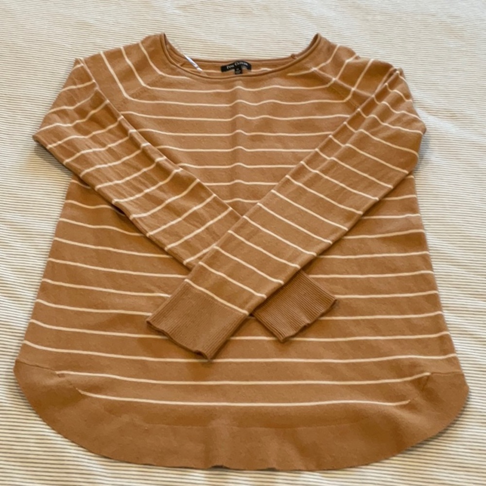 Round hem sweater